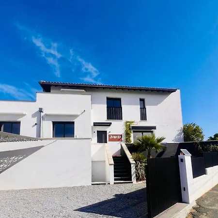 Jungle Etxea De à Avec Piscine Pour 6 Personnes *